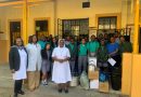 Colégio Kitabu apoia escola comunitária com dois microscópios