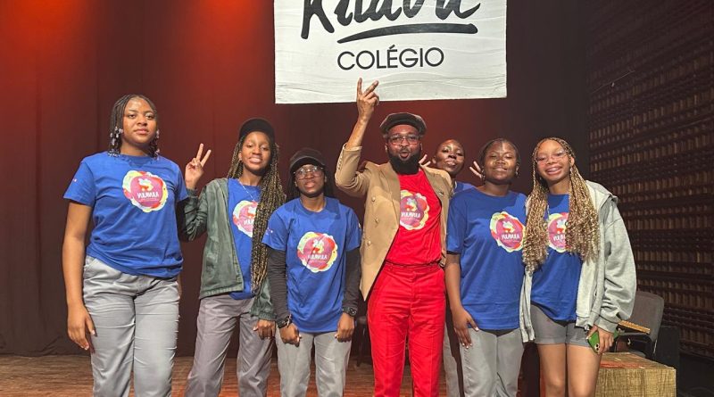Alunos desenvolvem fluência em Francês por meio de teatro em Festival Vula-Vula